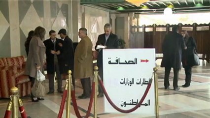 Des centaines de Tunisiens se recueillent devant le...