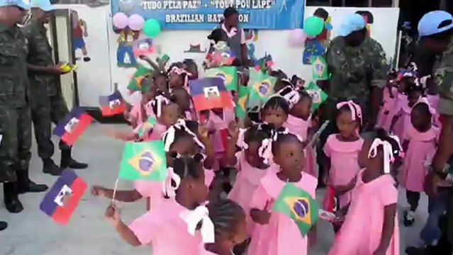 A ajuda dos soldados brasileiros às crianças no Haiti