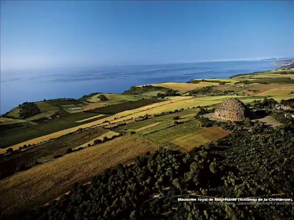 ALGERIE VUE DU CIEL (photos de Yann ARTHUS-BERTRAND et musiques de Zahra N'Sumer et Matoub Lounes))