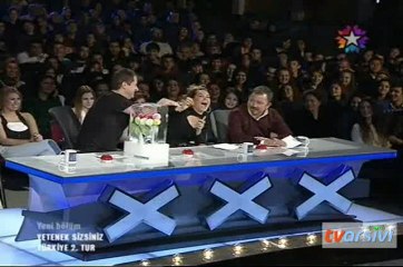 Acun Ilıcalı ve Hülya Avşar bilek güreşi