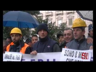 Скачать видео: Napoli - Lo sciopero degli edili in piazza Municipio (07.02.13)