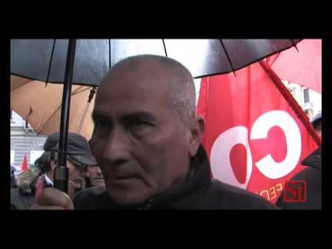 Napoli - Dipendenti partecipate occupano Camera Commercio (07.02.13)