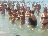 ballo di gruppo in riva al mare