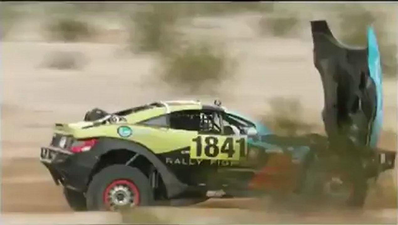 Ce véhicule fait un incroyable tonneau et continue sa course