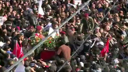La dépouille de Chokri Belaïd applaudie par la foule