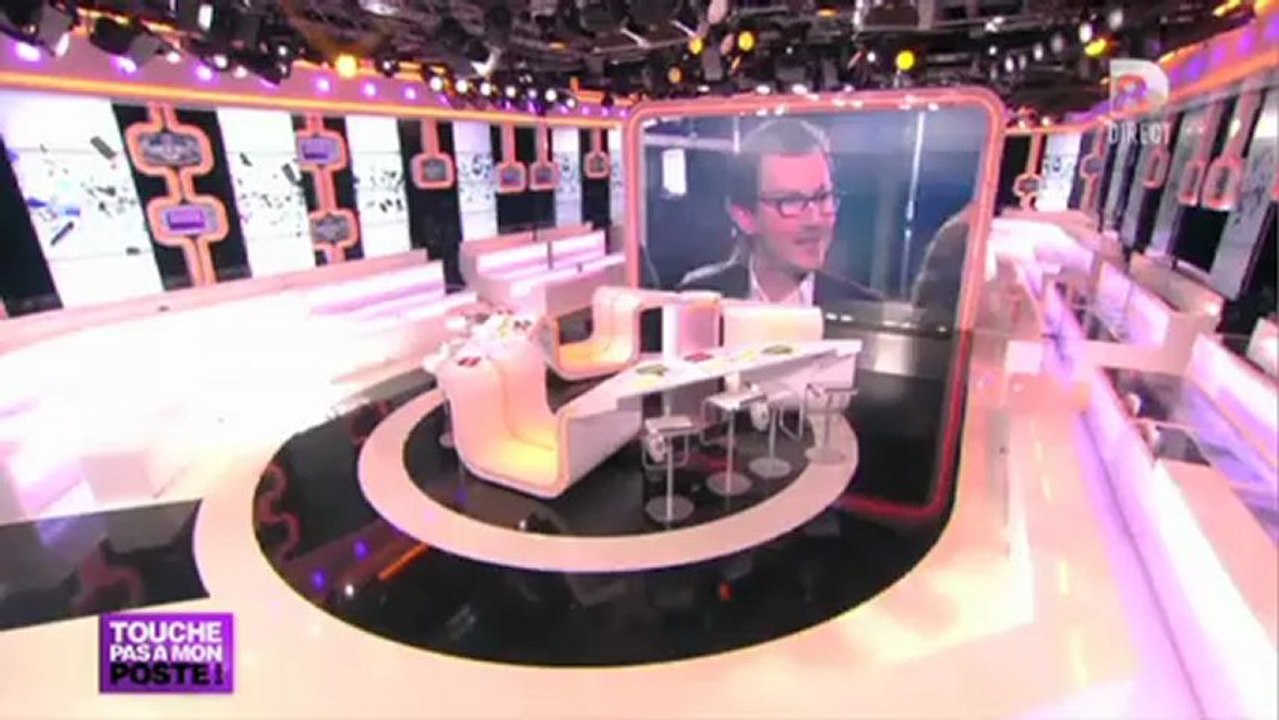 Quand Cyril Hanouna anime "Touche pas à mon poste" dans le hall de D8