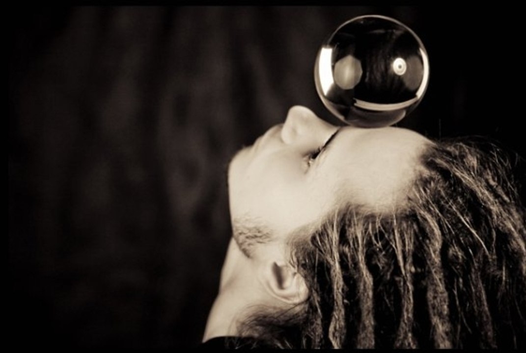 Freak Cabaret - Contact juggling (Moscow, Russia)