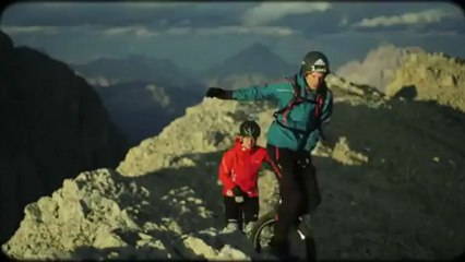 Ces casse-cous se sont amusés à faire du monocycle dans la montagne