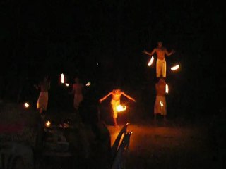 spectacle boules de feux sur plage en thailande 1