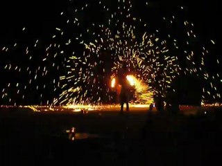 spectacle boules de feux sur plage en thailande 2