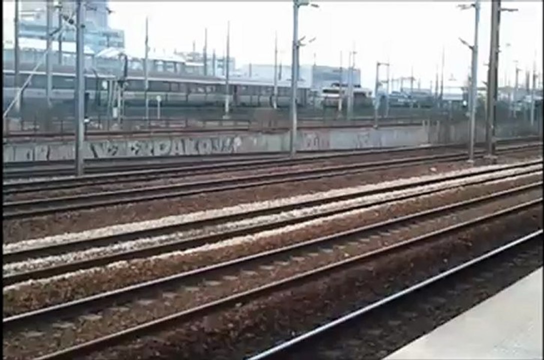Passage de trains en gare du Stade de France