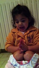 Camille dance le Gangnam Style sur le pot et ..... bon appétit ! le 05/02/2013