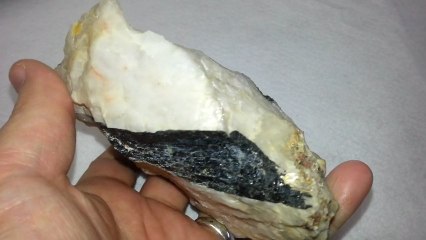 Tourmaline noire sur Quartz 620gr 9cm