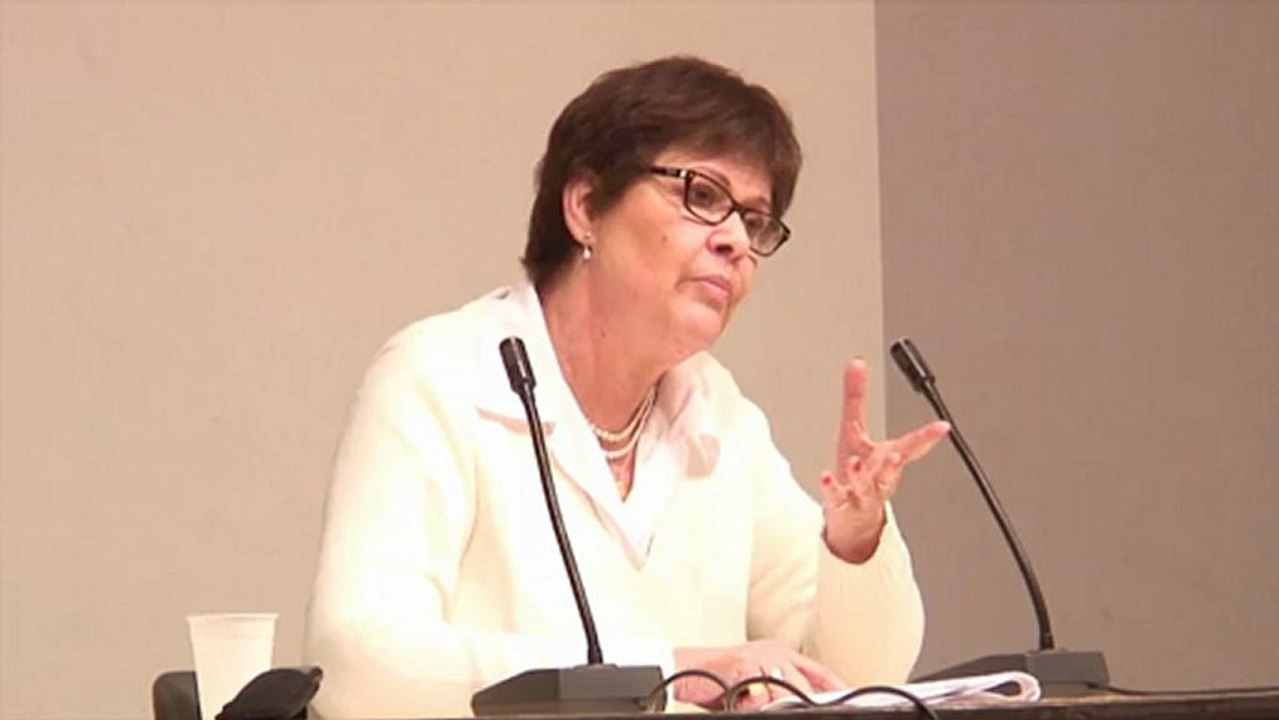 Marion Sigaut "Voltaire, le personnage et l'homme, qui trompe qui ?" 1/2