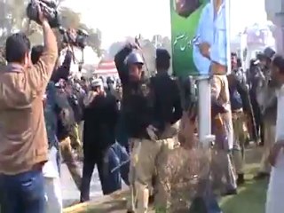 میڈیا یہ کبھی نہیں دیکھائےگا  ,پر امن ینگ ڈاکٹرز پر پنجاب پولیس کا وحشیانہ تشدد