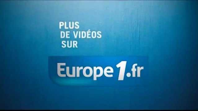 On voit les gens sur les quais, en colère