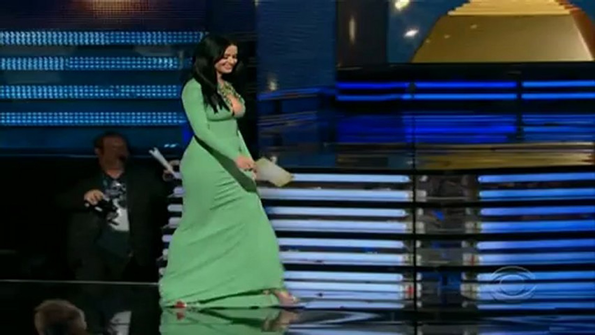 katy perry green dress grammys 2013: jokes about her eyelash line mini katy perry dress