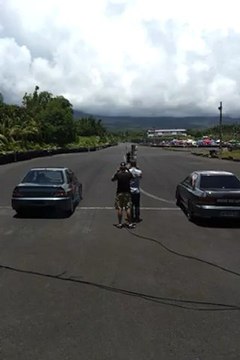 video-2013-02-10-11-59-06[1] faux départ de la voiture gauche , et belles mécaniques bravo aux proprios et préparateurs