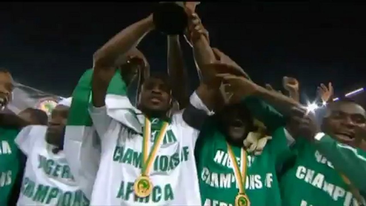 Afrika Cup: Irrer Jubel nach dem Schlusspfiff: Enyeama will den Schiri tragen