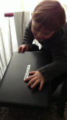 Axel en pleine lecture 3 ans