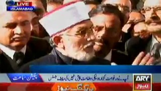 Tahirul Qadri talks with media representatives.