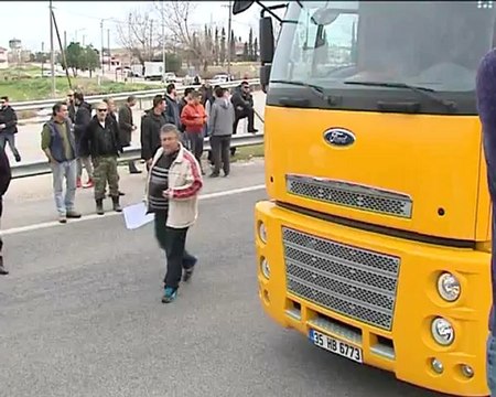 Μπλόκα στην εθνική οδό από τους αγρότες της Φθιώτιδας