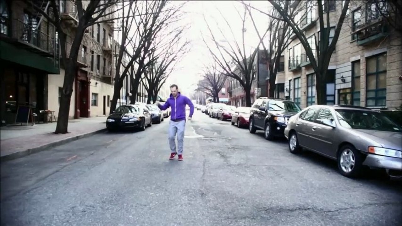 Il crée une chanson et un clip pour chercher un colocataire