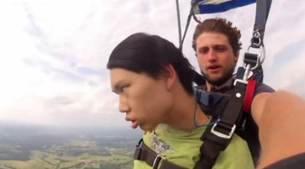 Il tombe dans les pommes pendant son saut à l'élastique !