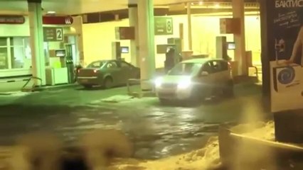 Como uma mulher "inteligentíssima" tira o gelo do vidro do carro