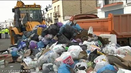 Recogen basura en El Coronil por la alerta sanitaria