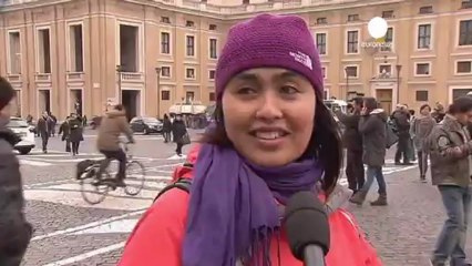 Incredulità e attese tra i fedeli in Piazza San Pietro