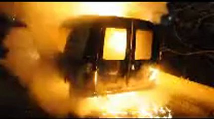 Park halindeki araç cayır cayır yandı