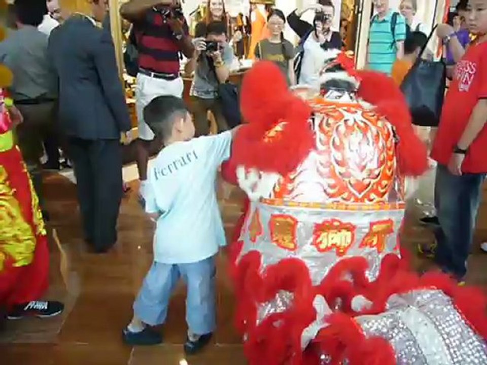 Danse du lion au centre commercial
