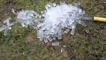 Un tuyau d'arrosage fait des glaçons