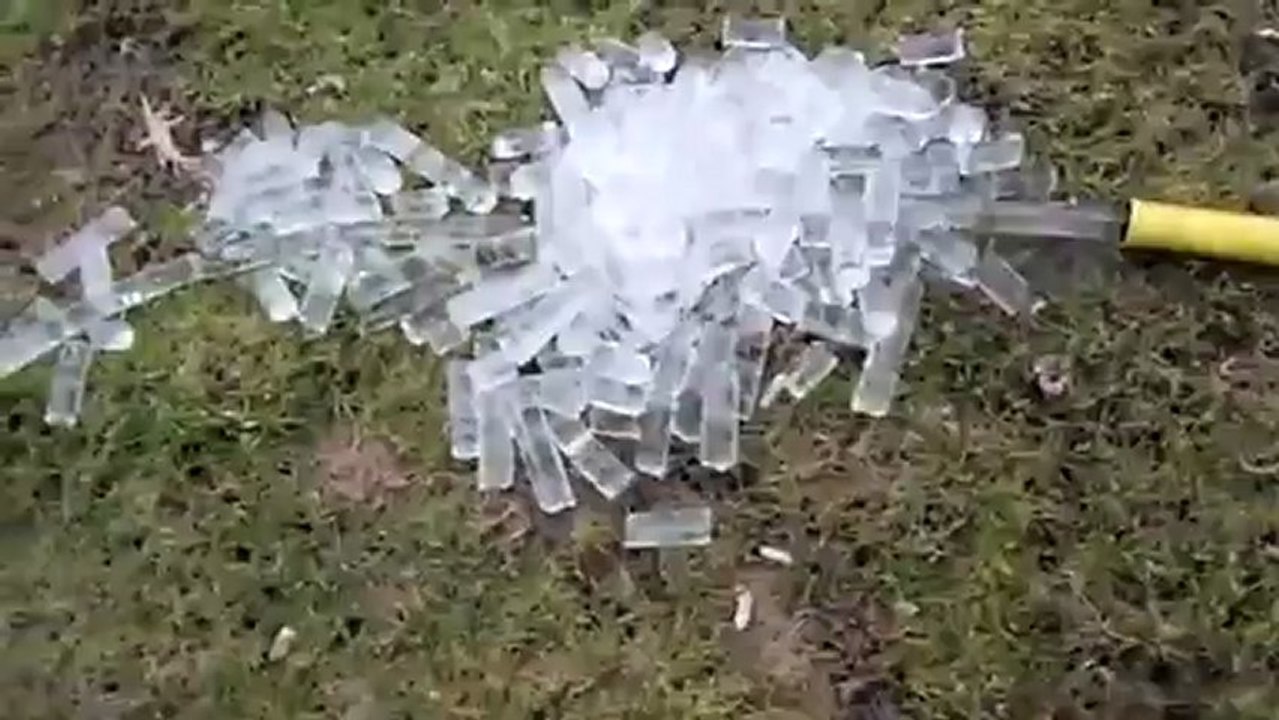 Un tuyau d'arrosage fait des glaçons