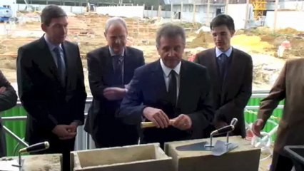 Pose de la première pierre de la construction du Star Center de Mercedes-Benz France à Montigny-le-Bretonneux