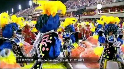 À Rio, les écoles de samba défilent pour... - no comment