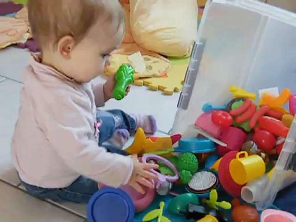 Elsa joue à  la dinette