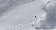 Un skieur échappe à une énorme avalanche !