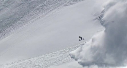 Un skieur échappe à une énorme avalanche !