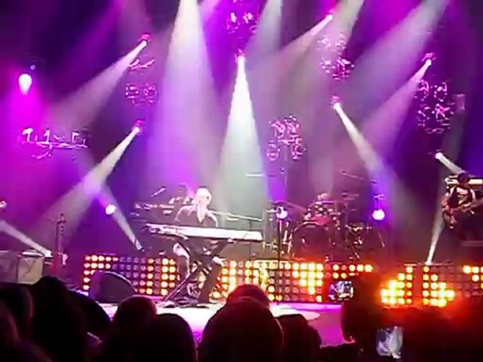 CONCERT GAROU ORLEANS 10 FEVRIER 2013 ...Garou fait un signe à Fiona.