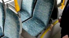 Algo que não imaginas num banco de um autocarro