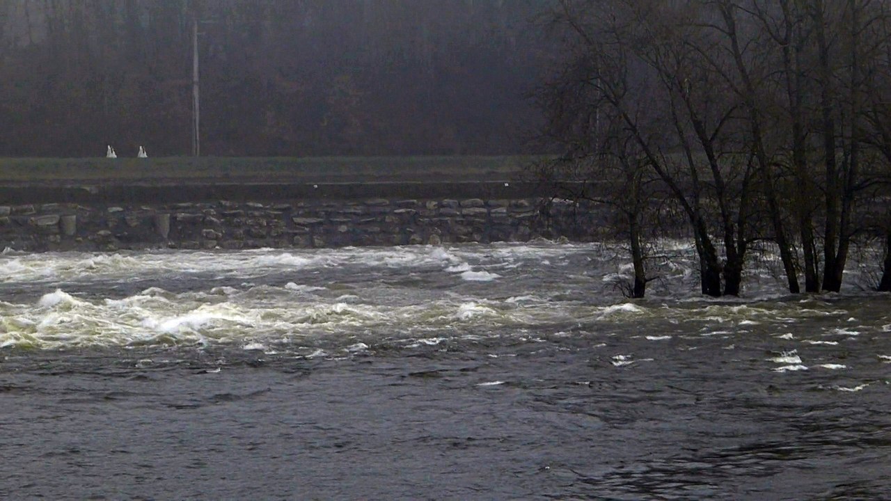 Barrage de Mauzac en Dordogne(14 Fevrier 2013)