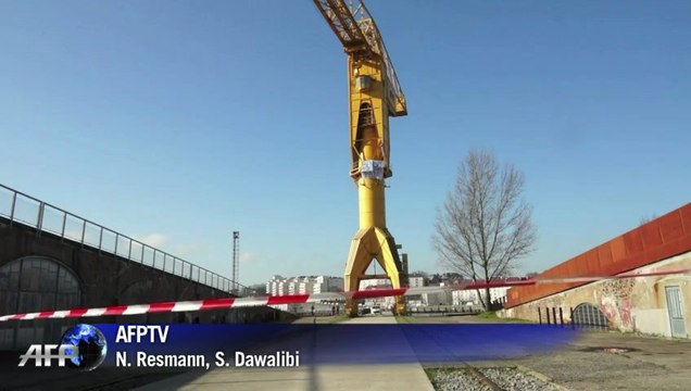 Nantes: deux pères retranchés sur des grues géantes
