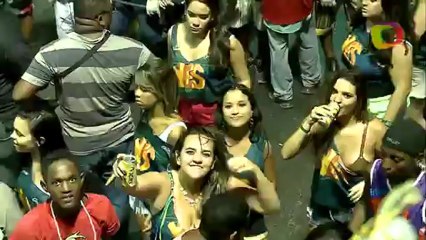 Flagra morena se empolga e mostra demais  Carnaval 2013