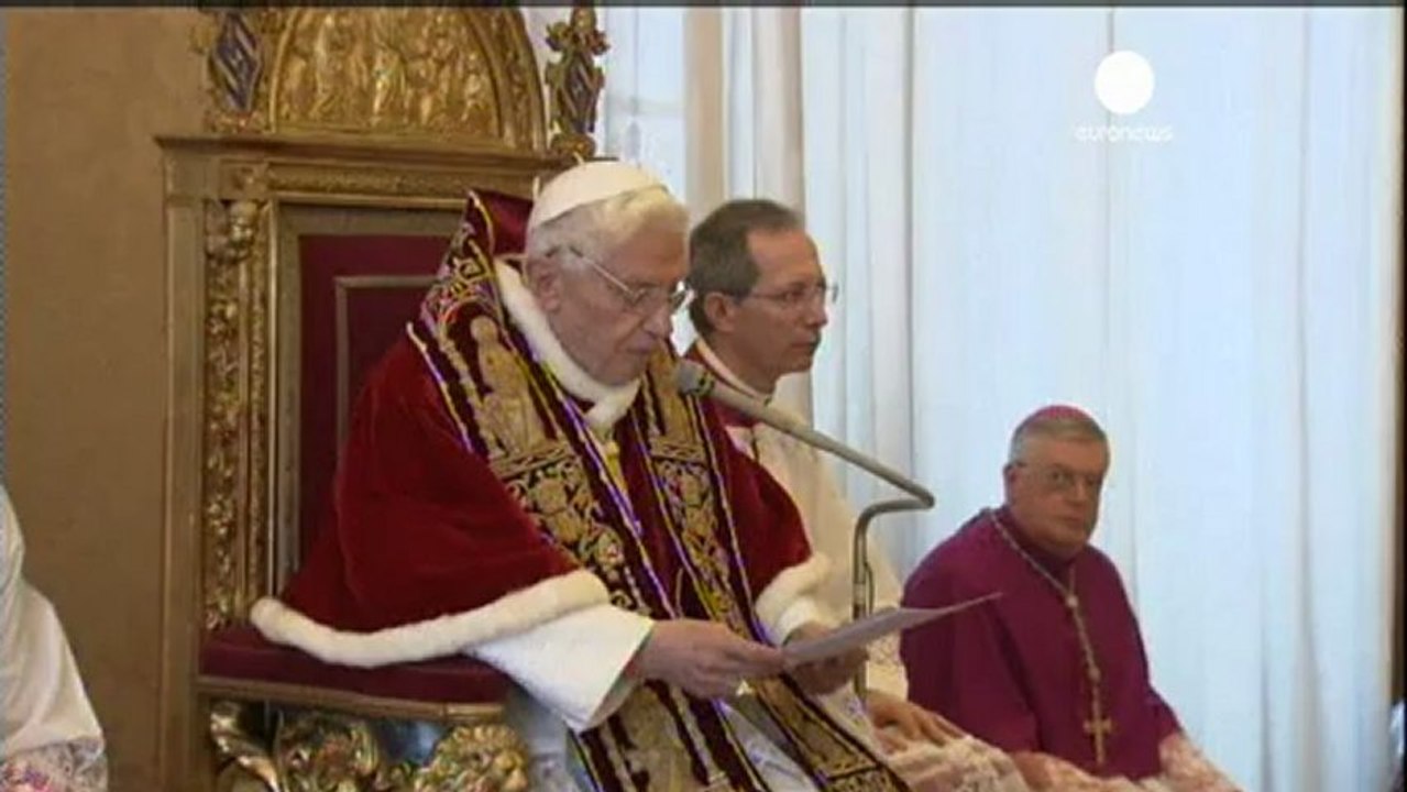 Navarro-Valls: "Ricordo Ratzinger inginocchiato davanti...