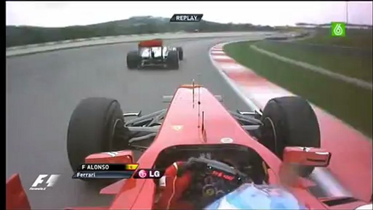 Fernando Alonso vs Lewis Hamilton - GP Malasia 2011