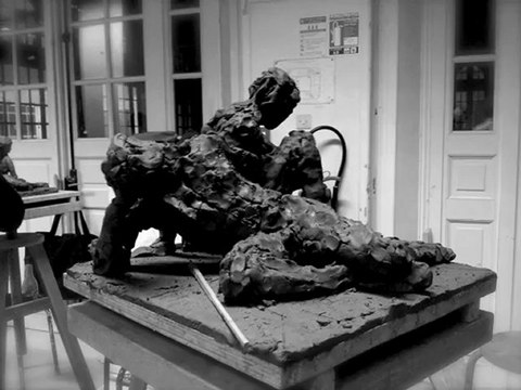 Sculptures d'hommes en terre d'argile au sol