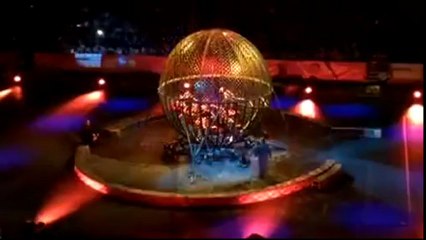 8 Motorräder in einer Kugel