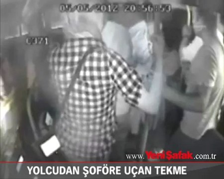 Seyir halindeki otobüs şoförüne uçan tekme